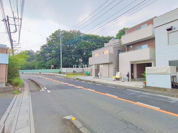 前面道路を含めた現地写真です。