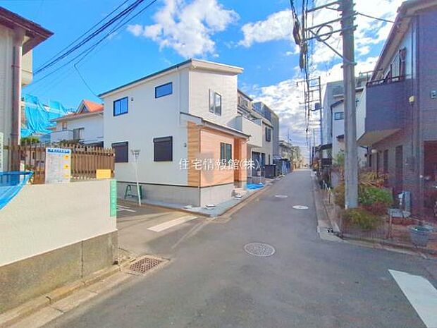 前面道路を含めた現地写真です。