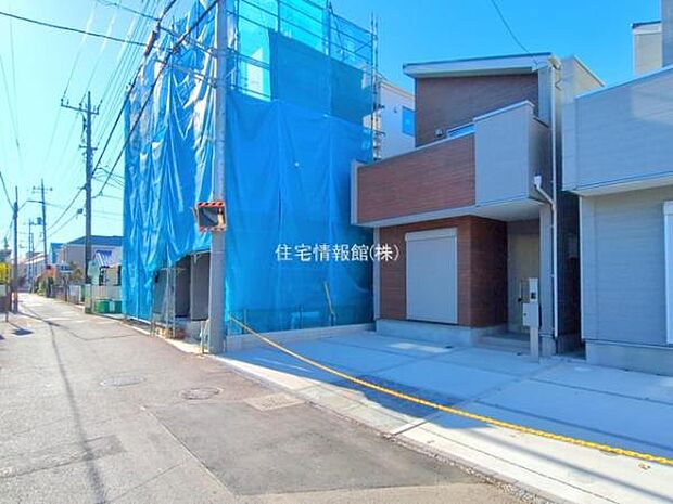 前面道路を含めた現地写真です。