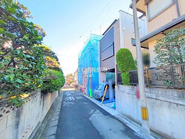 前面道路を含めた現地写真です。