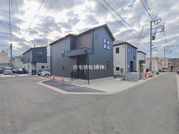 前面道路を含めた現地写真です。