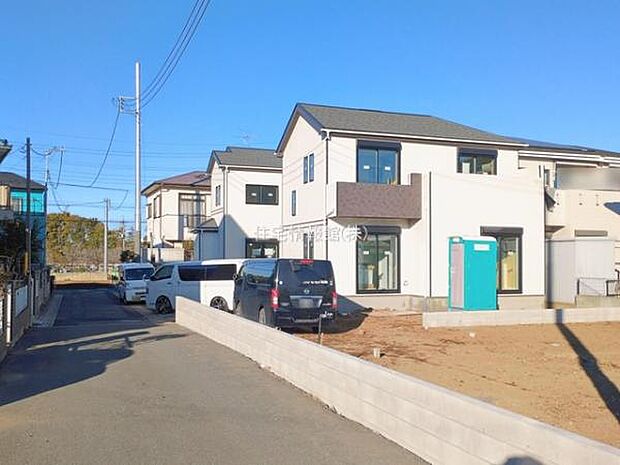 前面道路を含めた現地写真です。