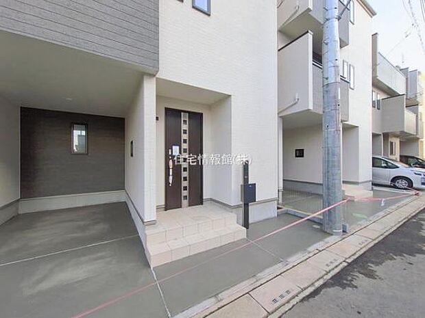 前面道路を含めた現地写真です。