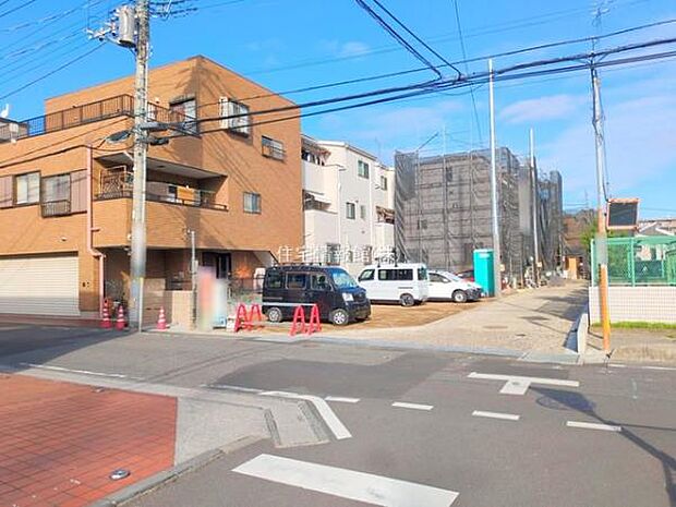 前面道路を含めた現地写真です。