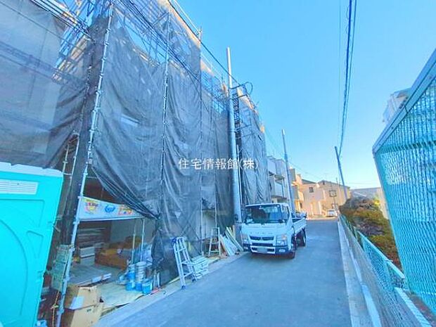 前面道路を含めた現地写真です。