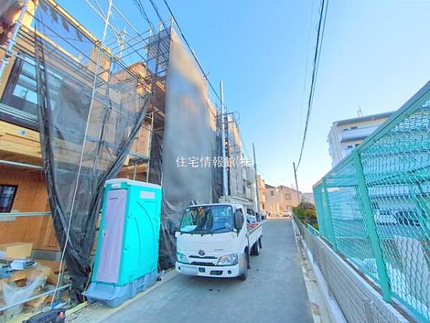 前面道路を含めた現地写真です。