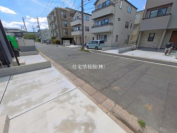 前面道路を含めた現地写真です。