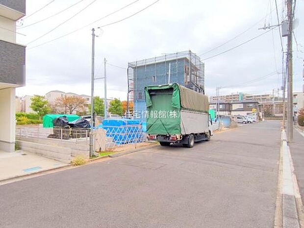 前面道路を含めた現地写真です。