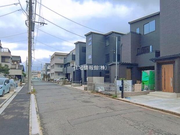 前面道路を含めた現地写真です。
