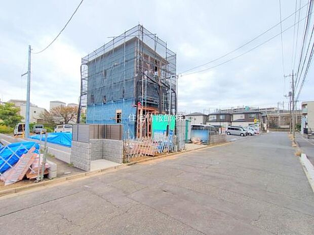 前面道路を含めた現地写真です。