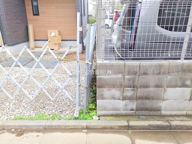 前面道路を含めた現地写真です。