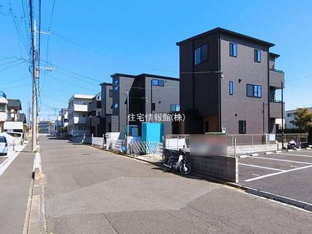 前面道路を含めた現地写真です。