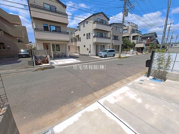 前面道路を含めた現地写真です。