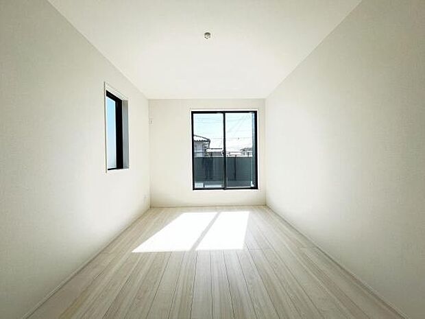 木の温もりが優しいフローリングの収納スペース付き洋室です。