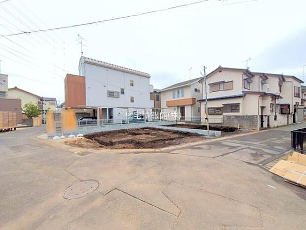 前面道路を含めた現地写真です。