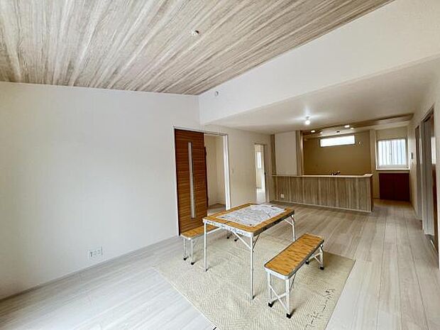 リビングダイニングになります。ご家族そろっての素敵な空間になりそうですね。