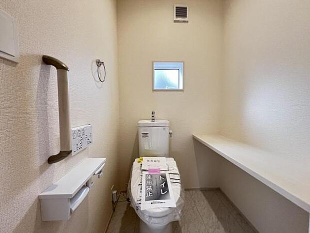 シャワー洗浄機能付のトイレは、清潔感が印象的な空間ですね。