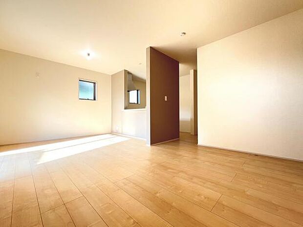 お食事中もキッチンと会話が楽しめるダイニングスペース。