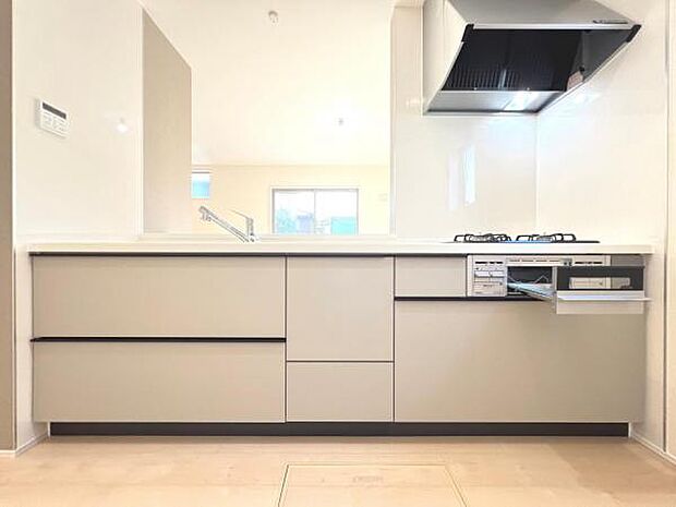 リビングが見渡せ、料理中も会話が弾む対面式キッチンです。