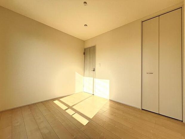 明るい広々とした主寝室でご家族ゆっくりお休みになれますね。