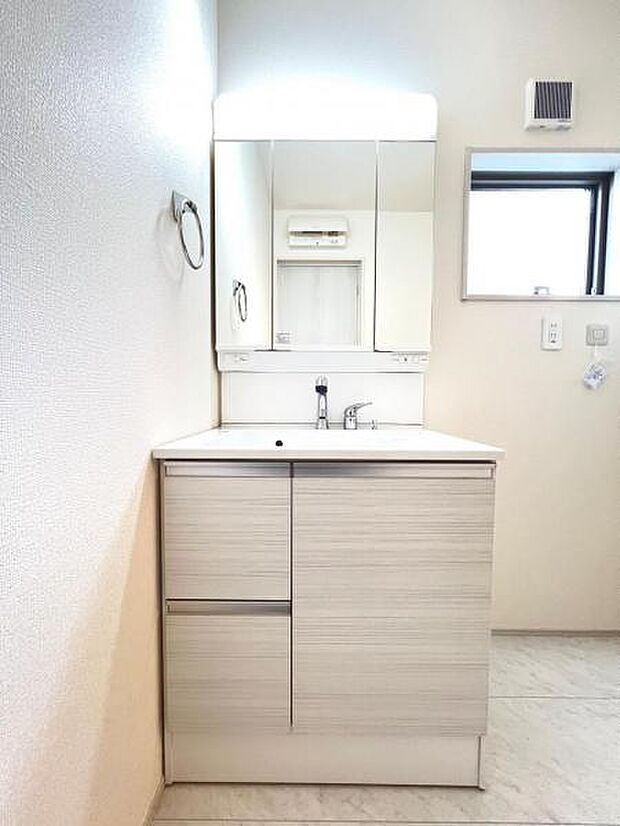 洗面化粧台です。朝の身支度から1日が始まります。