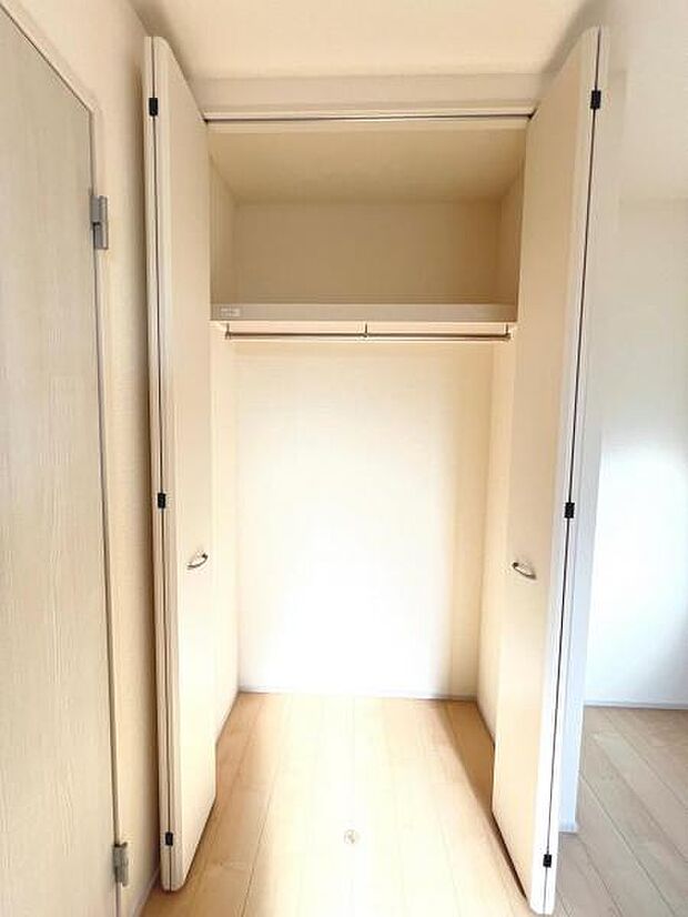 いつでもお部屋をスッキリお使い頂ける収納スペースを設置。