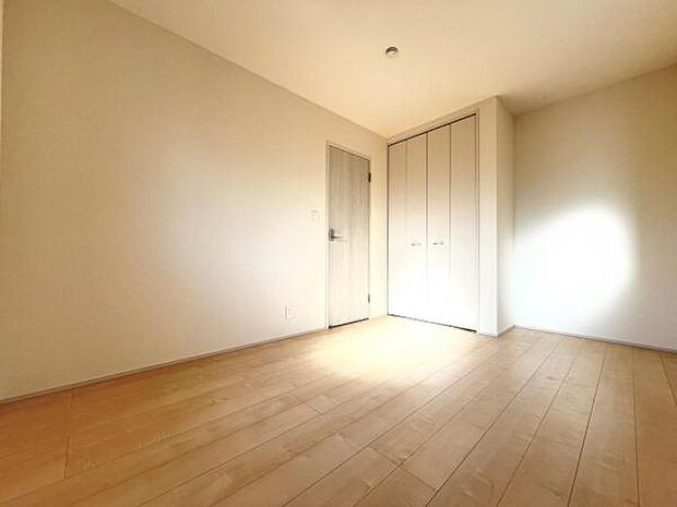 木の温もりが優しいフローリングの収納スペース付き洋室です。