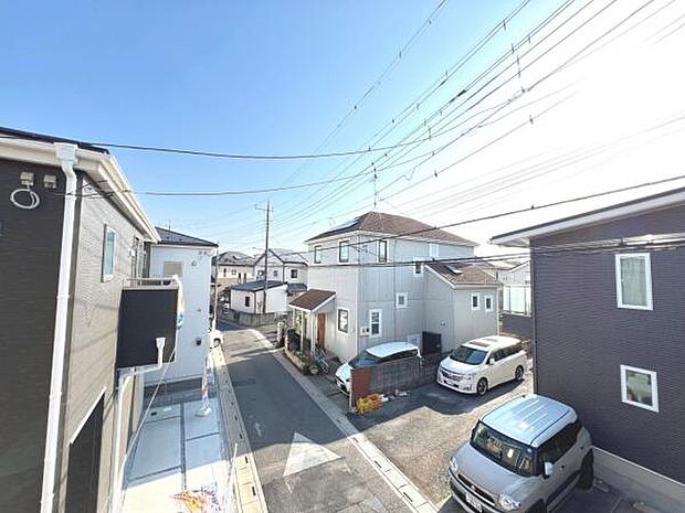 バルコニーからの眺望です。明るい陽射しを浴びながらゆったりと過ごすのも良いですね。