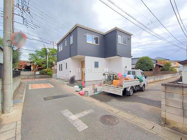 前面道路を含めた現地写真です。