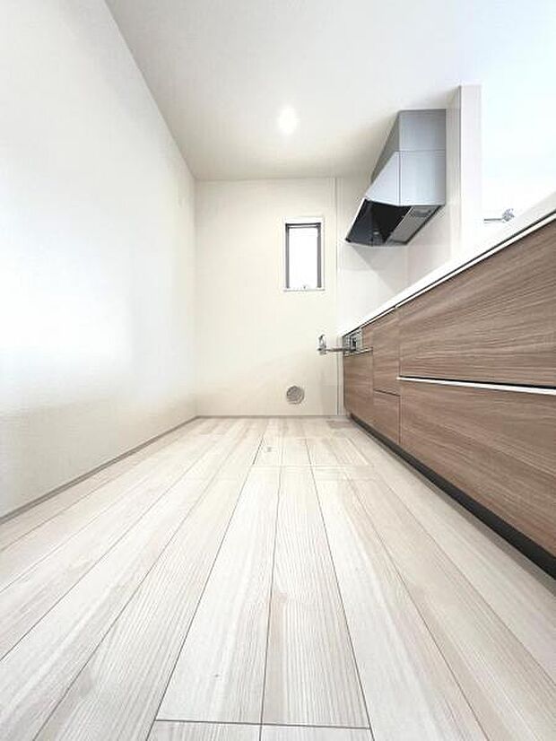 ご家族を見守りながら家事が捗る対面式キッチン。お料理をしながらご家族のサポートも可能です。