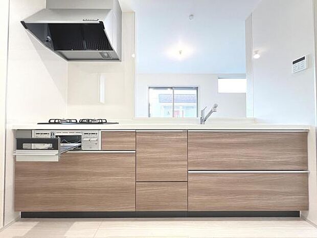 リビングが見渡せ、料理中も会話が弾む対面式キッチンです。