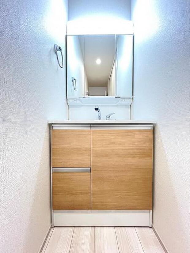 洗面化粧台です。朝の身支度から1日が始まります。