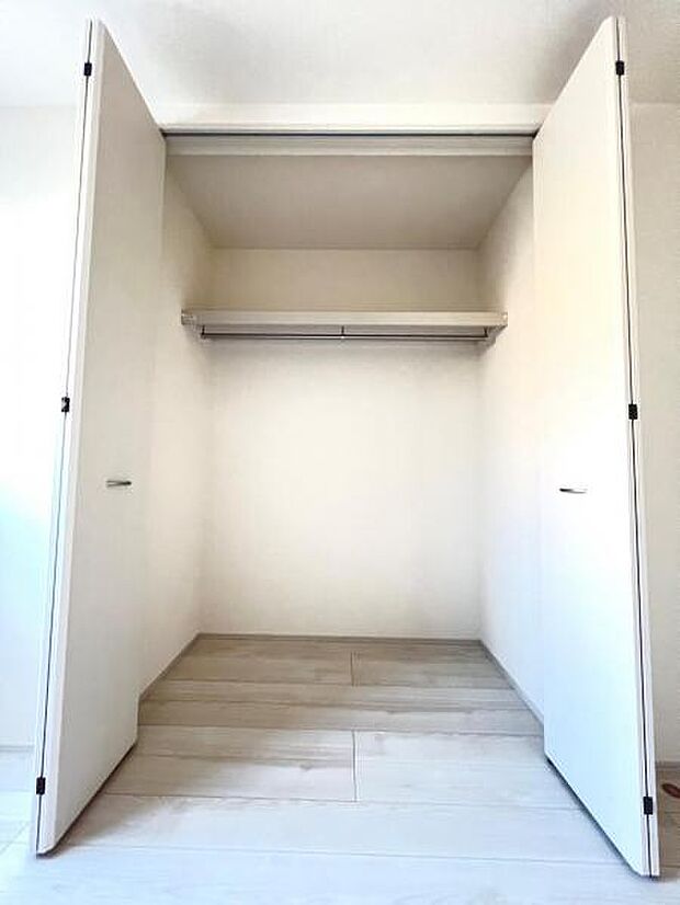 いつでもお部屋をスッキリお使い頂ける収納スペースを設置。