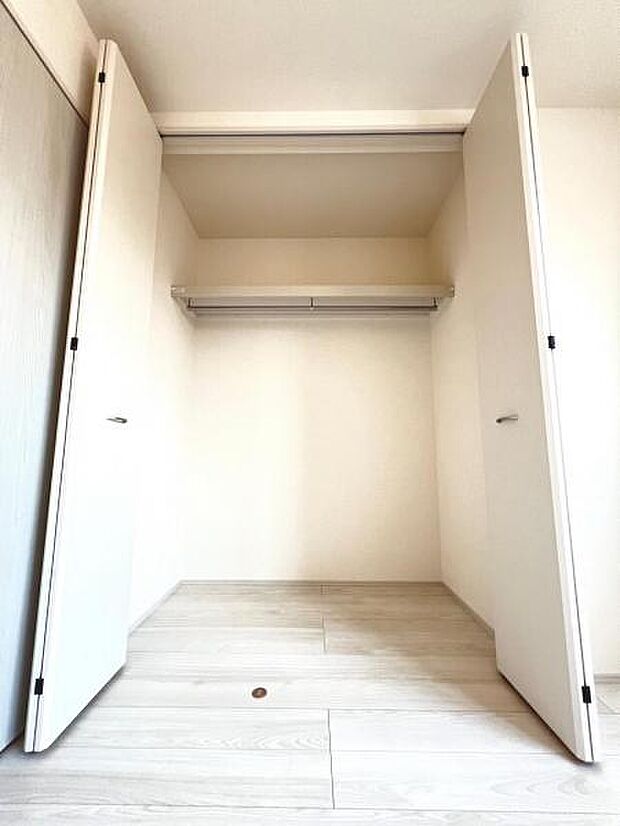 中の物を確認しやすく、取り出しやすい収納スペース。お部屋を広々とお使いいただけます。