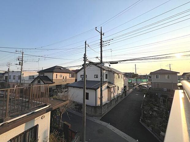 バルコニーからの眺望です。明るい陽射しを浴びながらゆったりと過ごすのも良いですね。