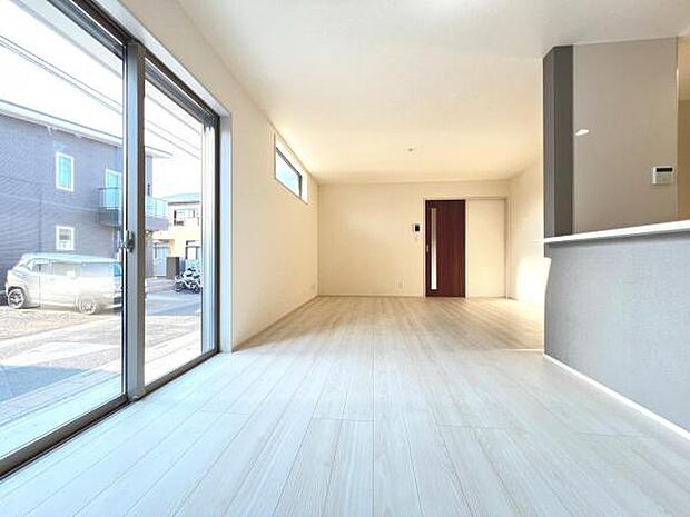 ご家族でゆったり食事が楽しめるダイニングスペースです。