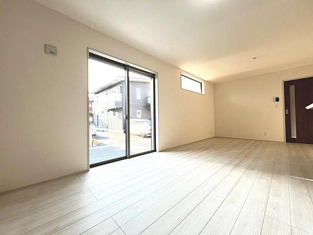 明るい日差しが入る風通しの良いリビングです。