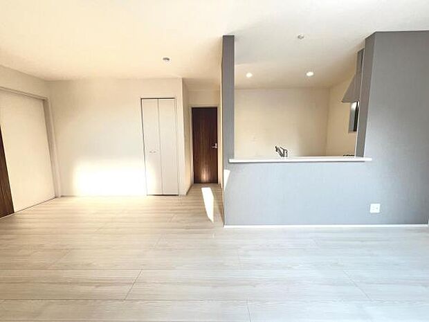 お食事中もキッチンと会話が楽しめるダイニングスペース。