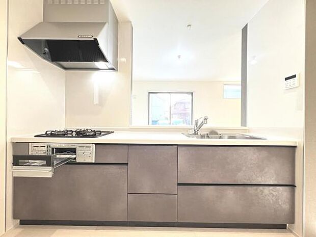 リビングが見渡せ、料理中も会話が弾む対面式キッチンです。