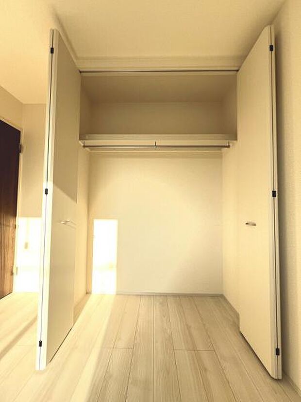 いつでもお部屋をスッキリお使い頂ける収納スペースを設置。