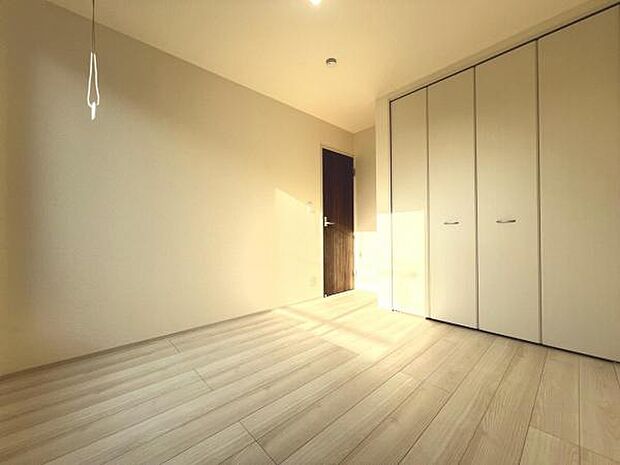 木の温もりが優しいフローリングの収納スペース付き洋室です。
