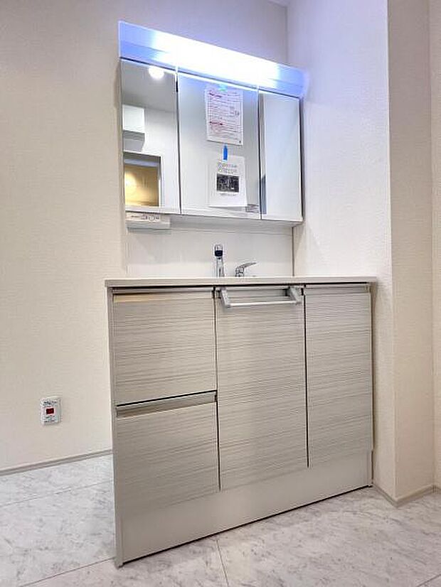 洗面化粧台です。朝の身支度から1日が始まります。