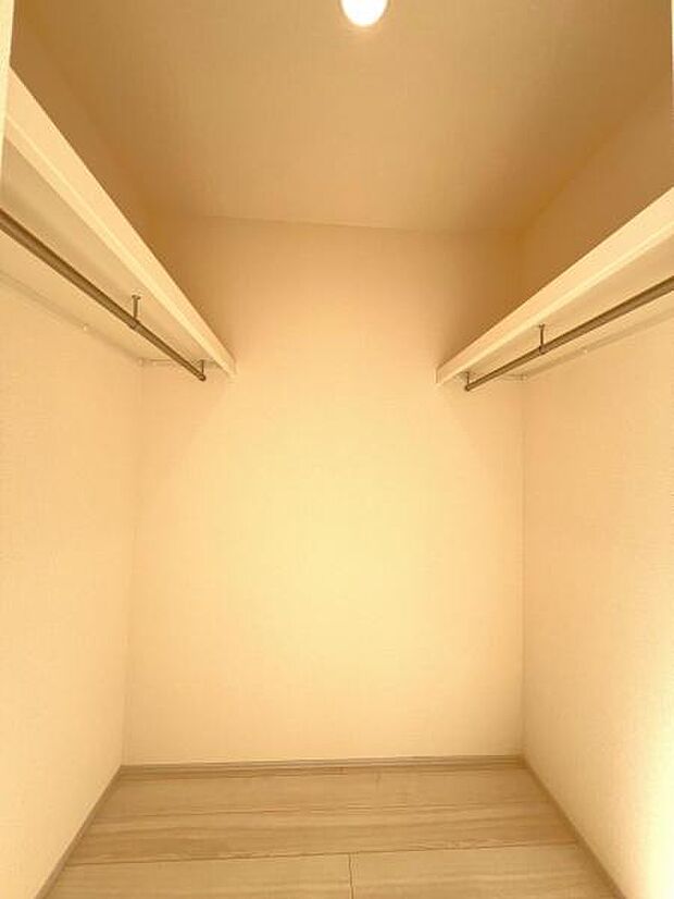 ウォークインクローゼットがあり収納スペースも豊富。季節物もスッキリ片付きそうです。