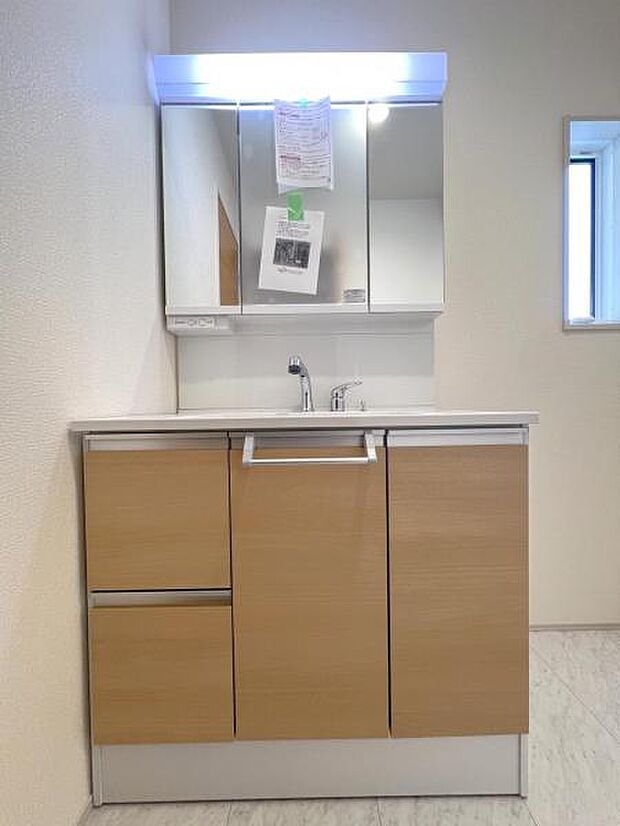 洗面化粧台です。朝の身支度から1日が始まります。