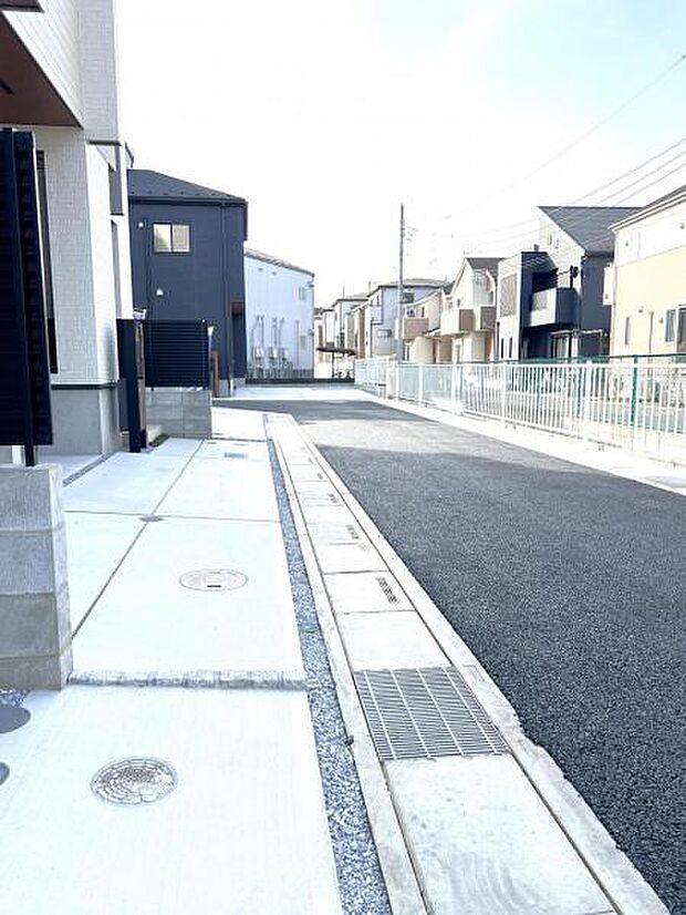 前面道路を含めた現地写真です。