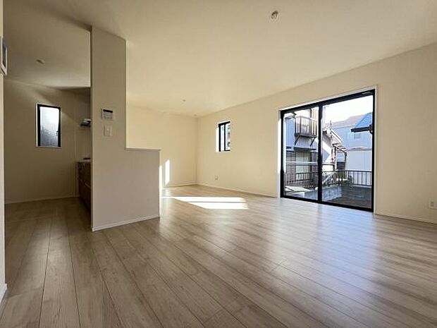 お食事中もキッチンと会話が楽しめるダイニングスペース。