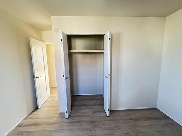 中の物を確認しやすく、取り出しやすい収納スペース。お部屋を広々とお使いいただけます。