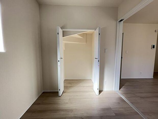 ウォークインクローゼットがあり収納スペースも豊富。季節物もスッキリ片付きそうです。