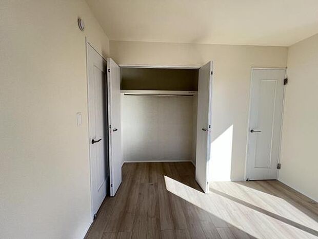 いつでもお部屋をスッキリお使い頂ける収納スペースを設置。