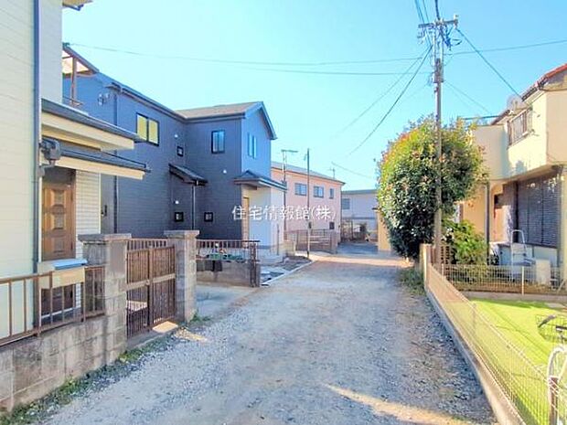 前面道路を含めた現地写真です。